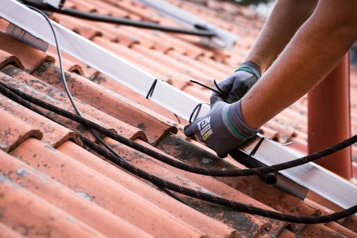 Pose des rails de fixation sur la toiture